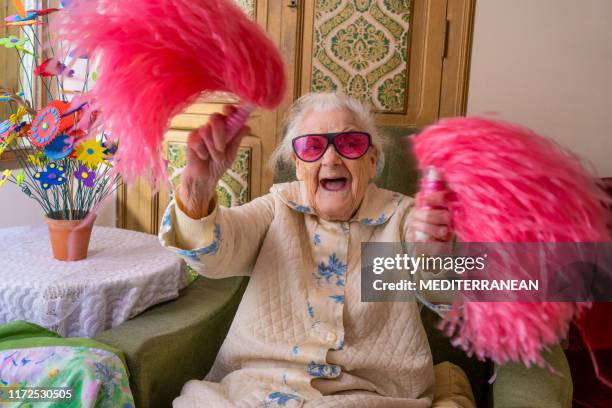 cheerleader pom-pom oudere vrouw gelukkig - crazy old people stockfoto's en -beelden