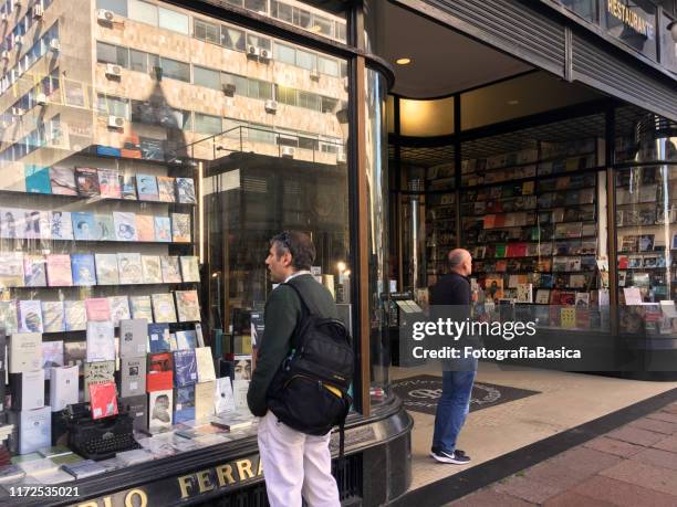 looking books at bookstore window - book store exterior stock pictures, royalty-free photos & images