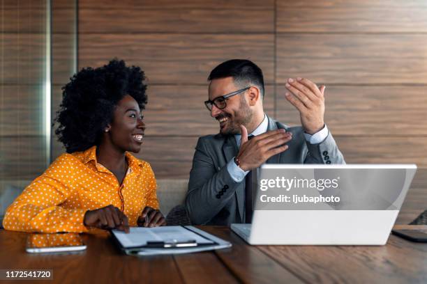 zwei geschäftsleute im außenbüro - african american mentor stock-fotos und bilder