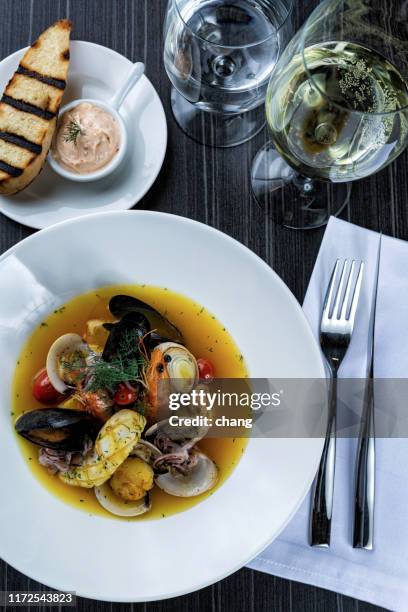 zeevruchten stoofpot, bouillabaisse - marseille stockfoto's en -beelden