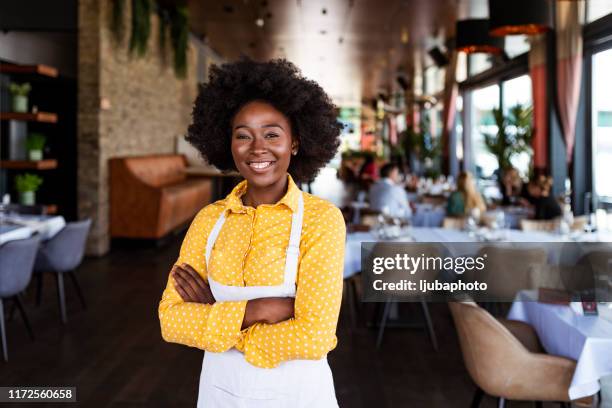 ¡saluda al nuevo jefe! - restaurant manager fotografías e imágenes de stock