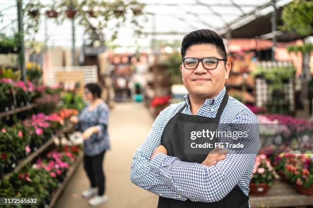 porträt des floristen auf small business flower shop - bolivianischer abstammung stock-fotos und bilder