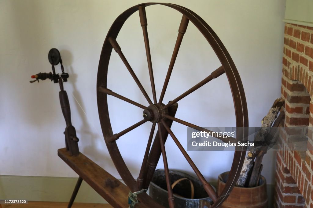 Spinning wheel for making thread or yarn from fibers