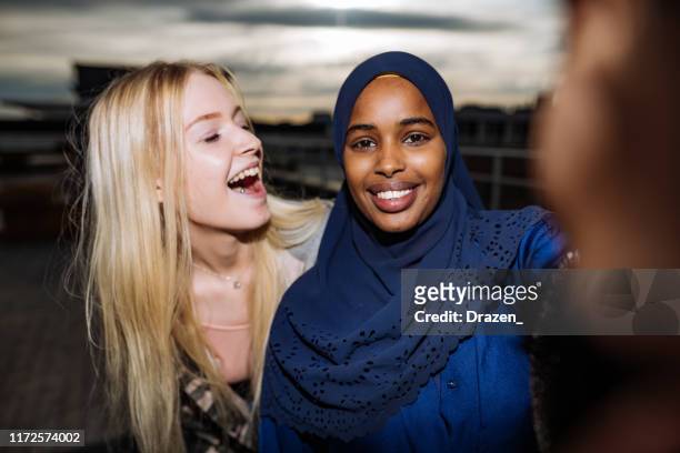 amigos diversos que tomam o selfie e o sorriso - scandinavian ethnicity - fotografias e filmes do acervo