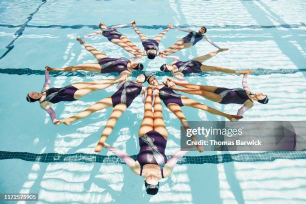 overhead view of senior female synchronized swim team in formation during routine - synchronized swimming photos et images de collection
