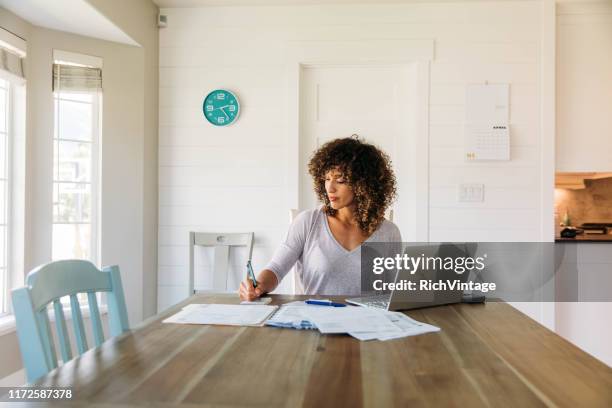 mujer haciendo finanzas en casa - preparation fotografías e imágenes de stock