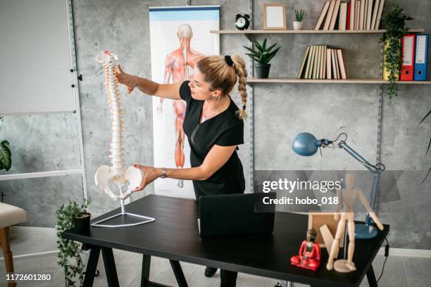 massage therapeut instructeur geven lezing in klaslokaal - school of massage stockfoto's en -beelden