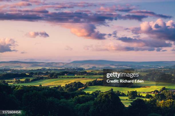 a late summer sunset in the yorkshire dales - huis ter heide stockfoto's en -beelden