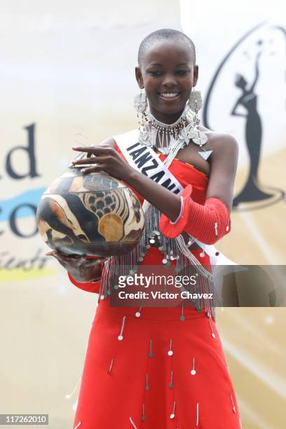 Flaviana Matata, Miss Universe Tanzania 2007 wearing national costume