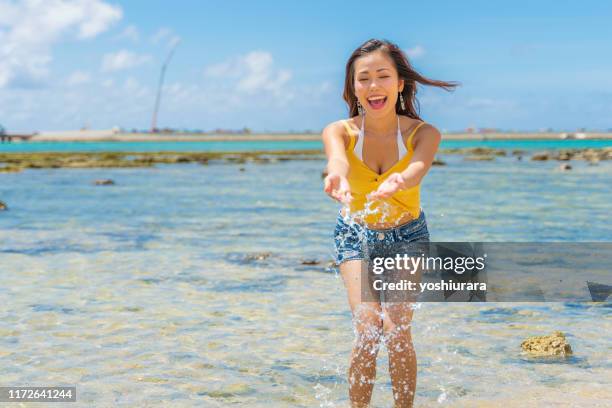 vrouwen en blauwe hemel om de zomer in okinawa te koelen - okinawa blue sky beach landscape stockfoto's en -beelden