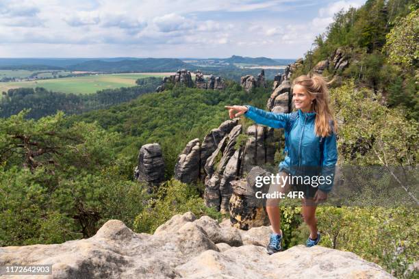 vrouw wandelen, saksisch zwitserland, elbe zandsteenbergen, duitsland - saxony stockfoto's en -beelden