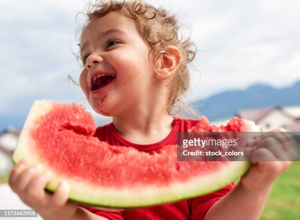 bijna gedaan met deze watermeloen - child eating a fruit stockfoto's en -beelden