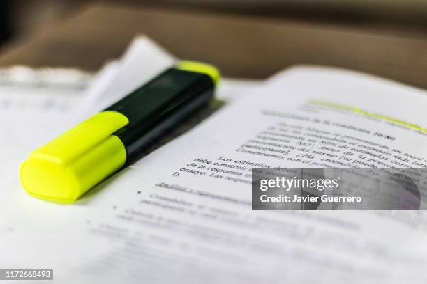 pen on stock chart highlighter - woordenboek stockfoto's en -beelden