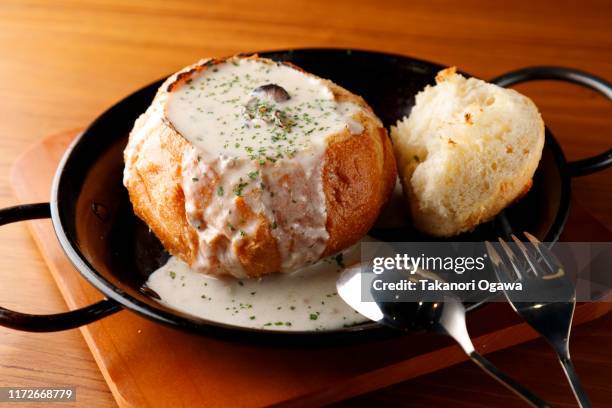 clam chowder in bread - clam chowder stock pictures, royalty-free photos & images