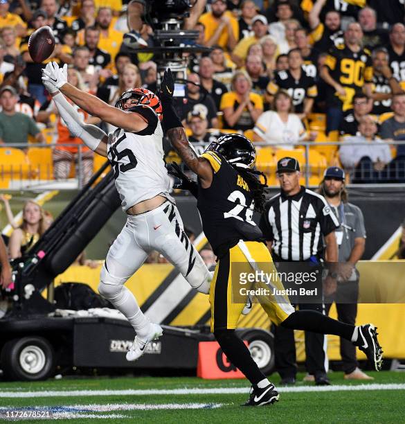 Tyler Eifert of the Cincinnati Bengals cannot make a catch as Mark Barron of the Pittsburgh Steelers defends in the first quarter during the game at...