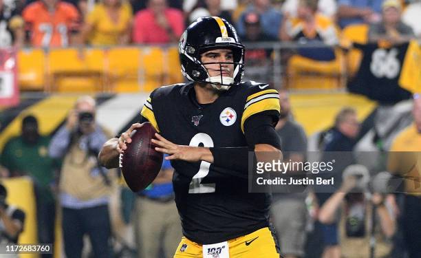 Mason Rudolph of the Pittsburgh Steelers drops back to pass in the first quarter during the game against the Cincinnati Bengals at Heinz Field on...