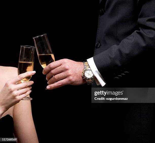festeggia con champagne - uomo donna per mano foto e immagini stock