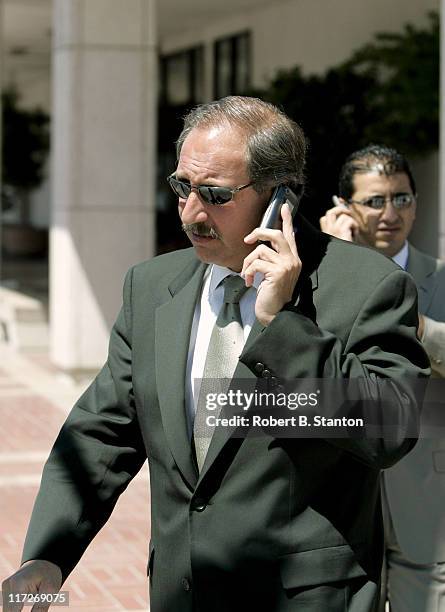 Mark Geragos at the Scott Peterson murder trial the day Amber Frey testifies. San Mateo County Courthouse, Redwood City, California, August 10, 2004.