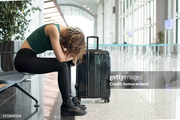 esperando un vuelo en el aeropuerto - canceled fotografías e imágenes de stock