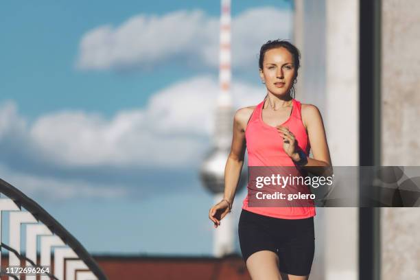junge sportlerin läuft in berlin - joggerin stock-fotos und bilder