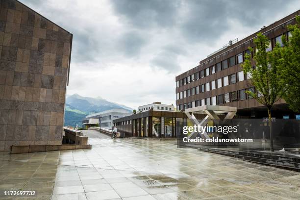 mensen buitenshuis op straat in vaduz, liechtenstein - vaduz stockfoto's en -beelden