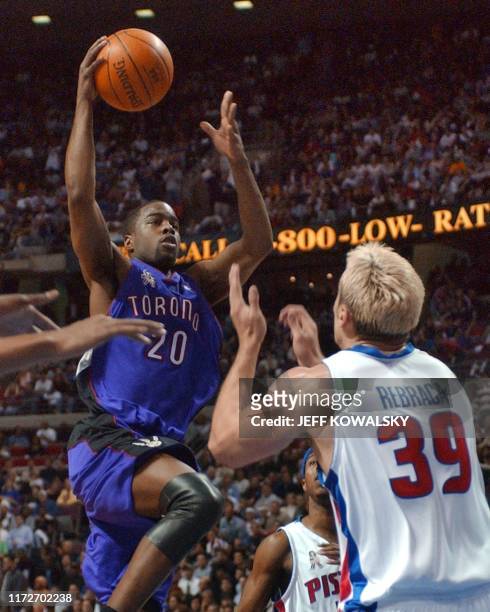 Zeljko Rebraca (Detroit Pistons, re.) gegen Aaron Williams (New Jersey Nets)  Basketball Herren NBA S