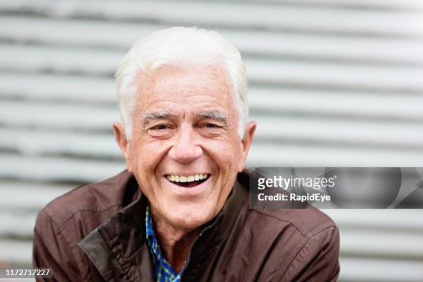 joyful senior man ziet er erg blij buitenshuis - lentigo stockfoto's en -beelden