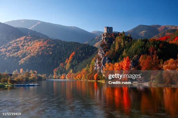 herfst ochtend uitzicht op de rivier de vag, in de buurt van zilina, slowakije - zilina stockfoto's en -beelden