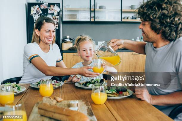 zondagse lunch met haar naaste en liefste - family orange juice stockfoto's en -beelden