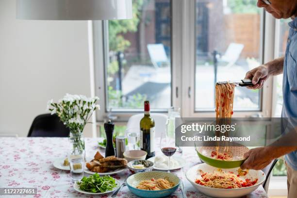 spaghetti a cena - tomato bottle foto e immagini stock