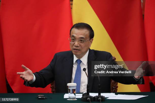 Chinese Premier Li Keqiang gives a speech during the press conference at the end of the meeting with Chancellor of Germany Angela Merkel at The Great...