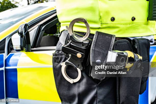 police equipment belt - police taser - fotografias e filmes do acervo