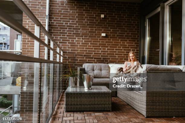 nachdenkliche blonde junge frau zu hause - skandinavischer abstammung stock-fotos und bilder