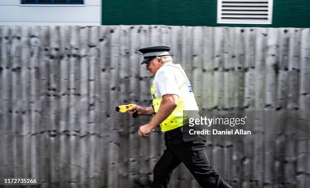 police officer running - betäubungsgewehr stock-fotos und bilder