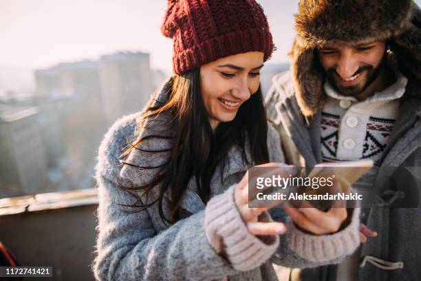 austausch von telefonnummern - winter woman phone stock-fotos und bilder