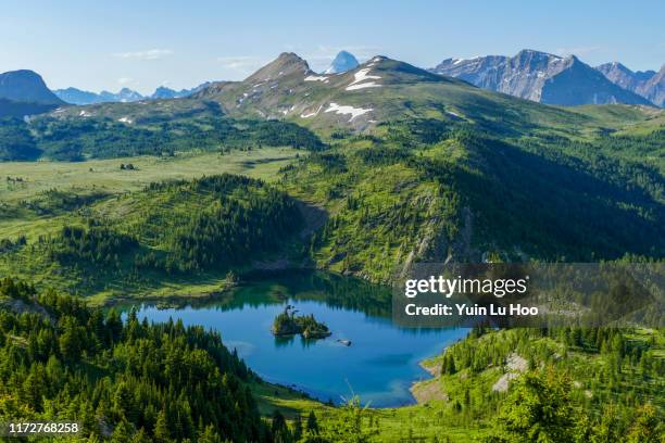 rock isle lake, sunshine meadows, banff nationalpark, kanada - mt assiniboine stock-fotos und bilder