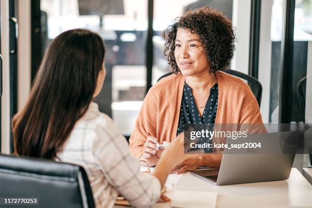 werkgelegenheid en sollicitatiegesprek - career change stockfoto's en -beelden