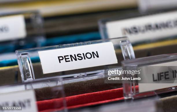 pension label tab on file - 401k engels woord stockfoto's en -beelden