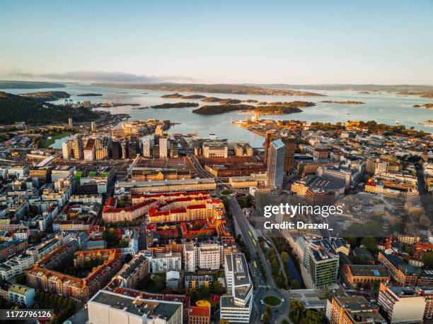 vista portuaria y del distrito financiero de oslo, noruega - oslo skyline fotografías e imágenes de stock