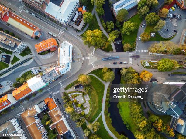 straten, verkeer en gebouwen in oslo van bovenaf gezien - oslo stockfoto's en -beelden