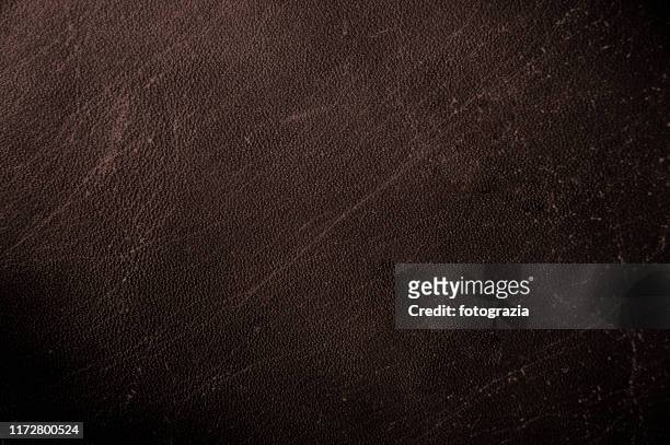 brown leather - materiale di pelle animale foto e immagini stock