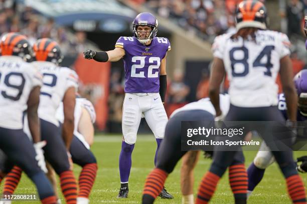 Minnesota Vikings free safety Harrison Smith points to a player in game action during a game between the Chicago Bears and the Minnesota Vikings on...