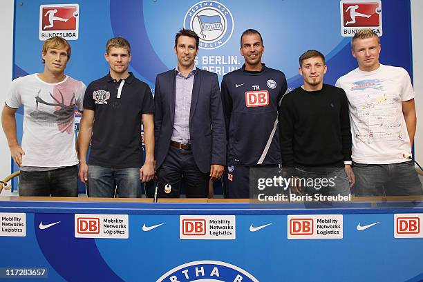 Andreas Ottl, goalkeeper Thomas Kraft, manager Michael Preetz, head coach Markus Babbel, Tunay Torun and Maik Franz of Hertha BSC attend a press...