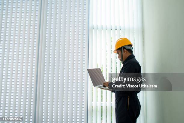 technician inspect relay protection system with laptop computer. - 科學實驗 事件 個照片及圖片檔