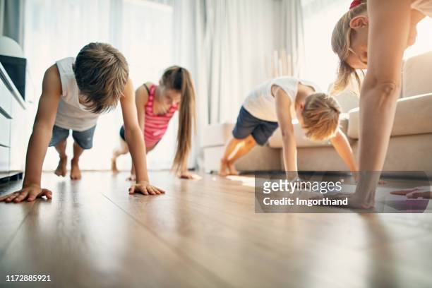 子供が家で運動している母親 - skinny teen ストックフォトと画像