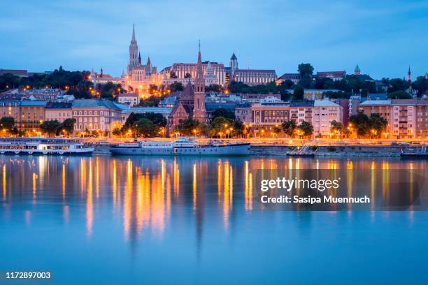 the matthias church and fishermen's bastion at dawn and its reflection on danube river, budapest - unesco 個照片及圖片檔