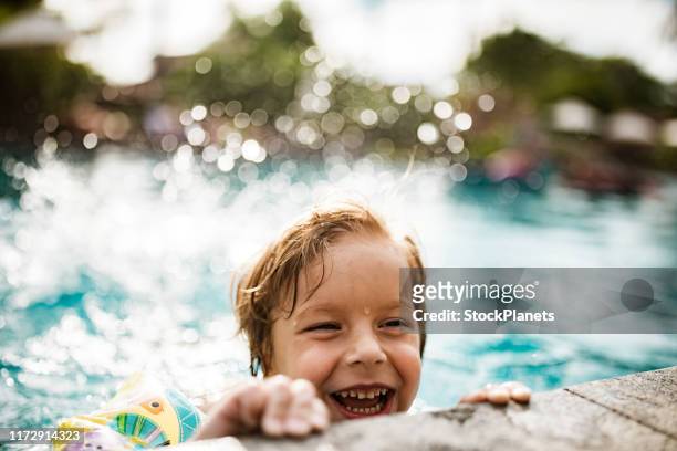 kleiner junge im pool - swimming stock-fotos und bilder