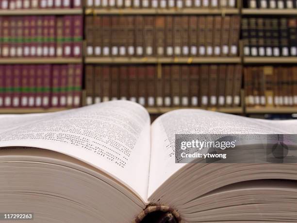 lettura in legge liberary - dizionario foto e immagini stock