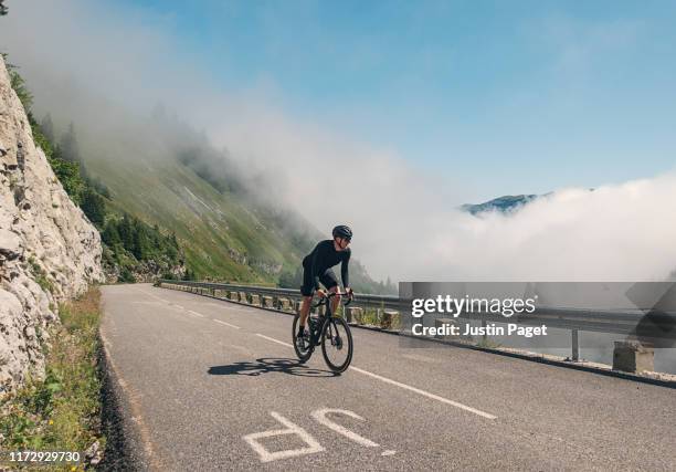 cyclist climbing the last km of col de la colombière - bicicleta de corrida imagens e fotografias de stock