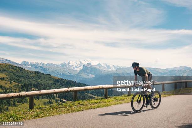 cyclist at the top of col de joux plane - haute savoie - fotografias e filmes do acervo